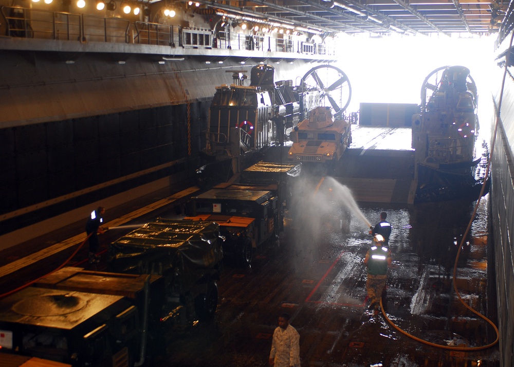 Landing craft air cushion unloads equipment onto USS Iwo Jima