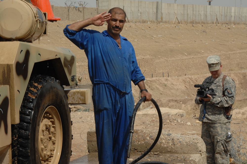 Iraqi soldier salutes camera