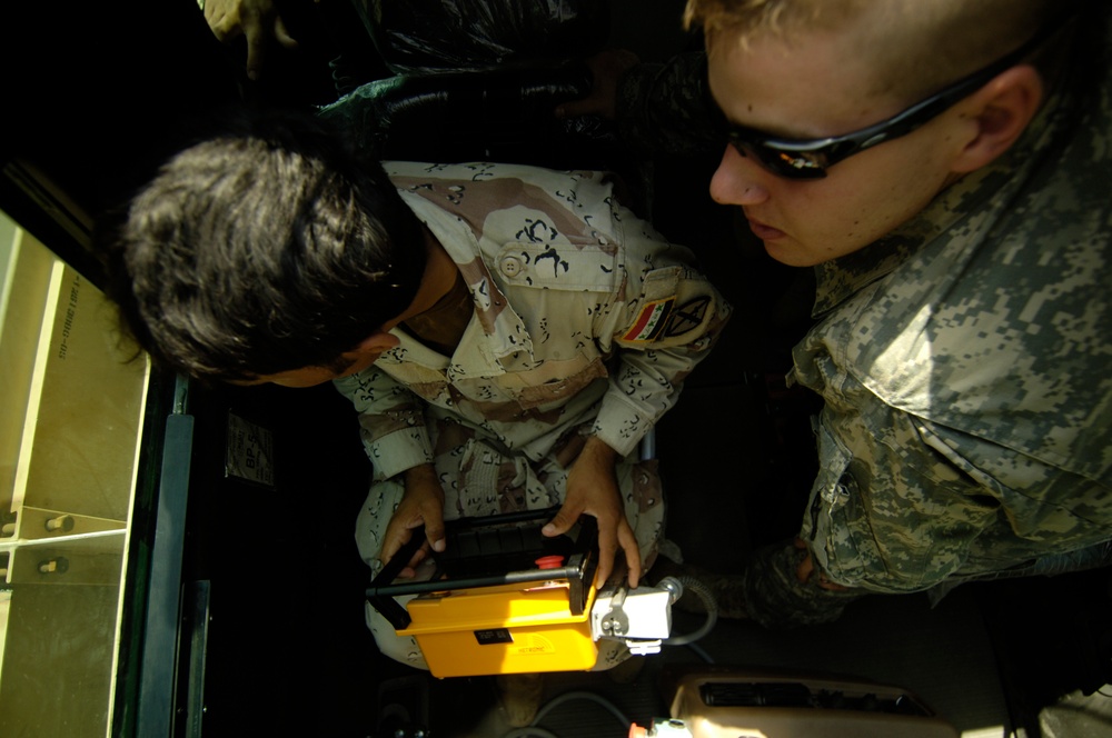 U.S. Soldiers Train Iraqi Soldiers in Route Clearance