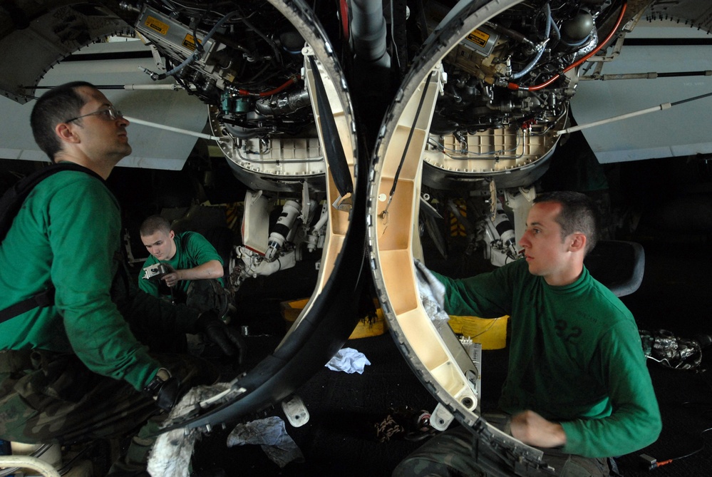 F/A18F Super Hornet Cleaning