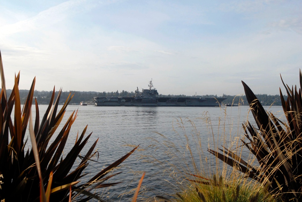 USS Kitty Hawk enters Puget Sound Naval Shipyard