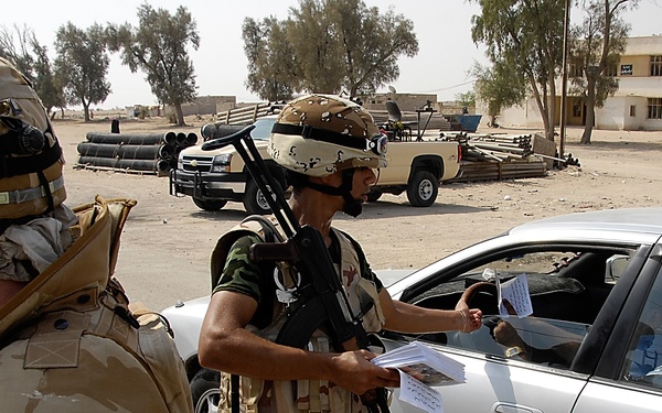 Iraqi Marines, British Soldiers Talk to Citizens