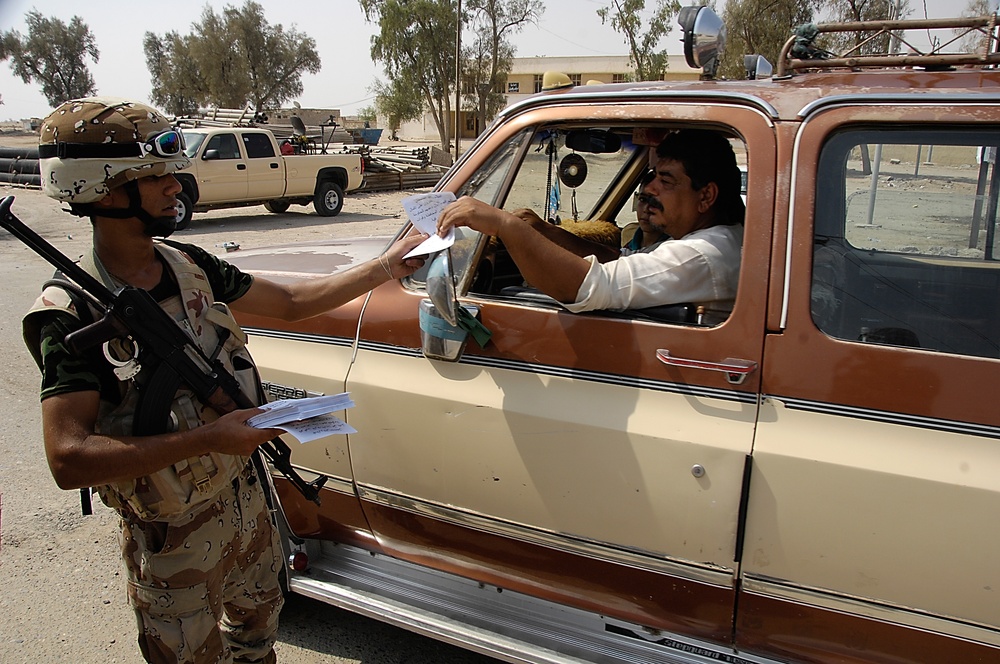 Iraqi Marines, British Soldiers Talk to Citizens