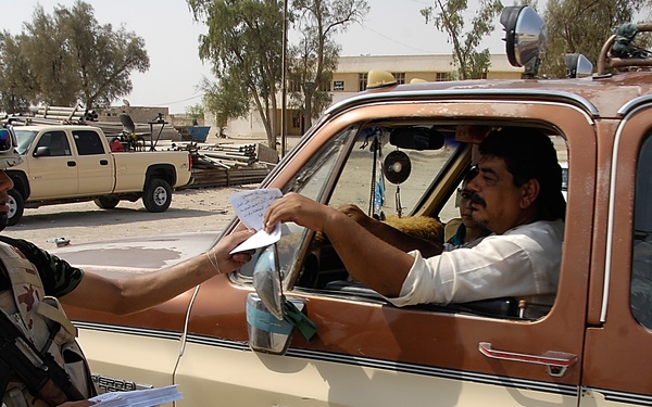 Iraqi Marines, British Soldiers Talk to Citizens