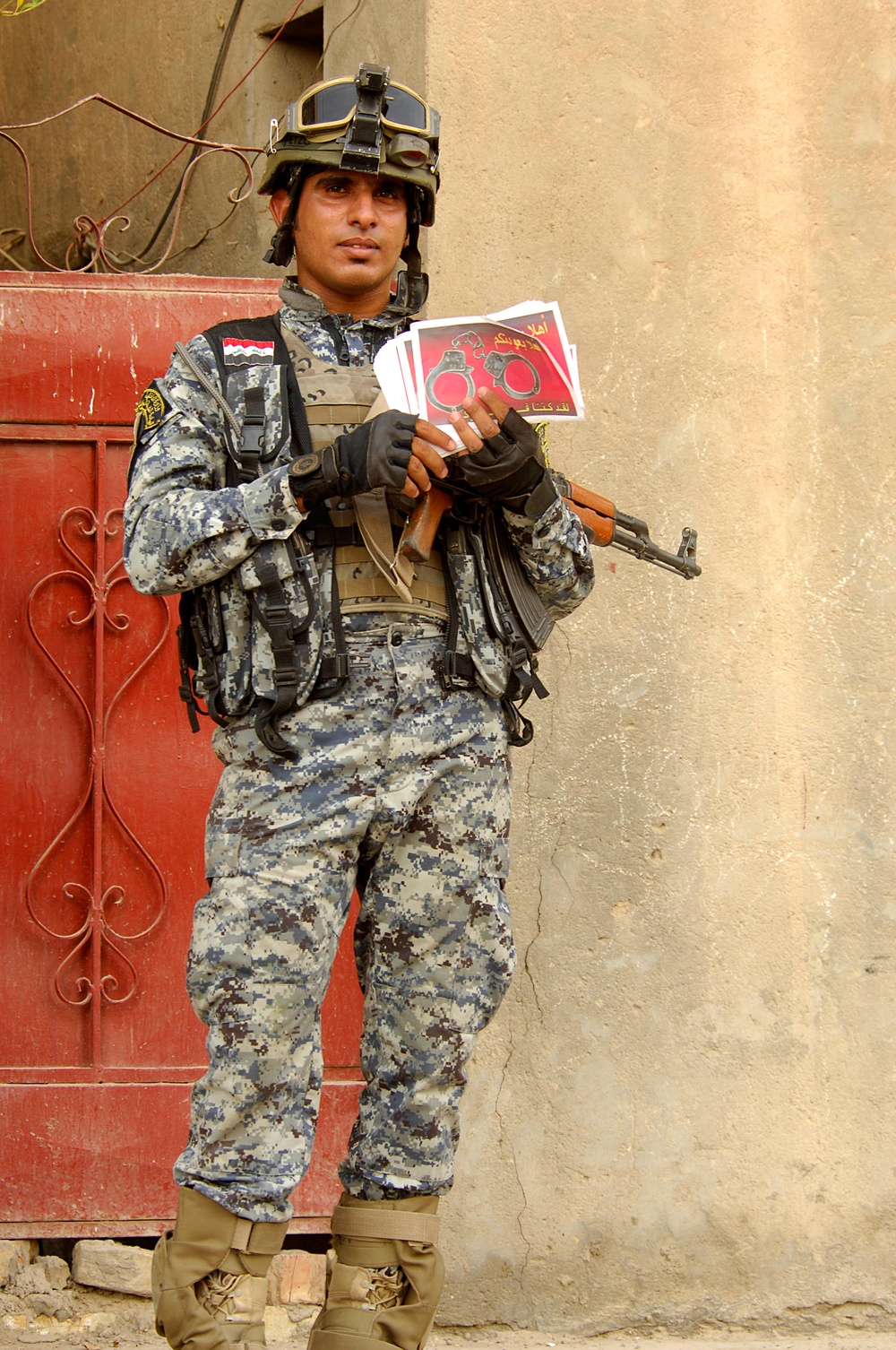 Iraqi national police hand out leaflets