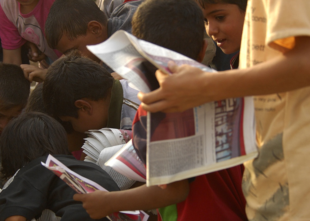 Iraqi national police hand out leaflets