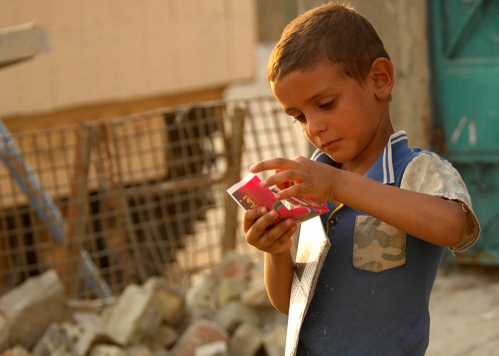 Iraqi national police hand out leaflets