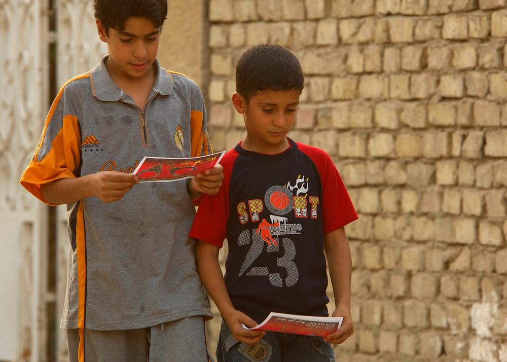 Iraqi national police hand out leaflets