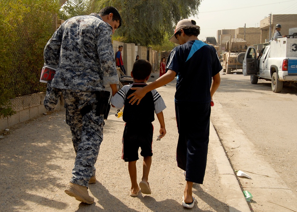 Leaflet distribution by Iraqi national police