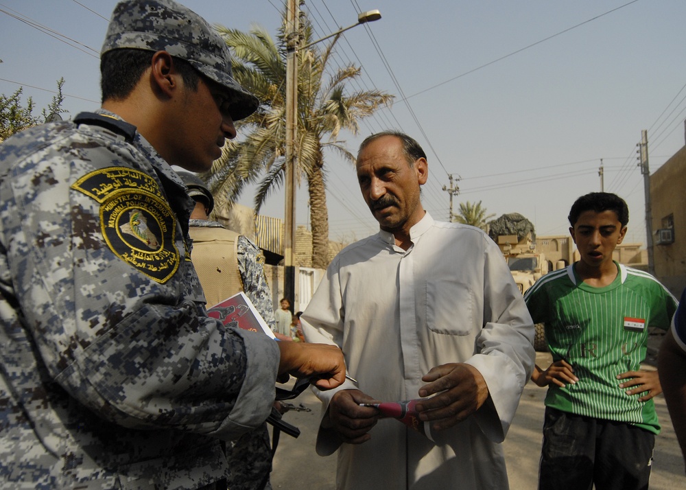 Leaflet distribution by Iraqi national police