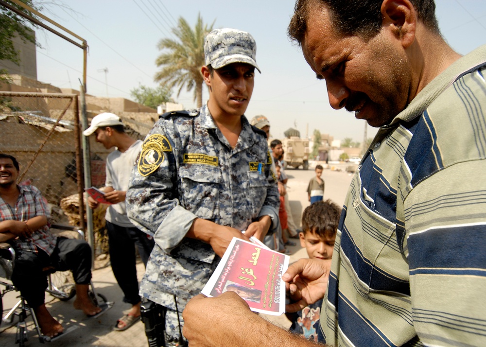 Leaflet distribution by Iraqi national police