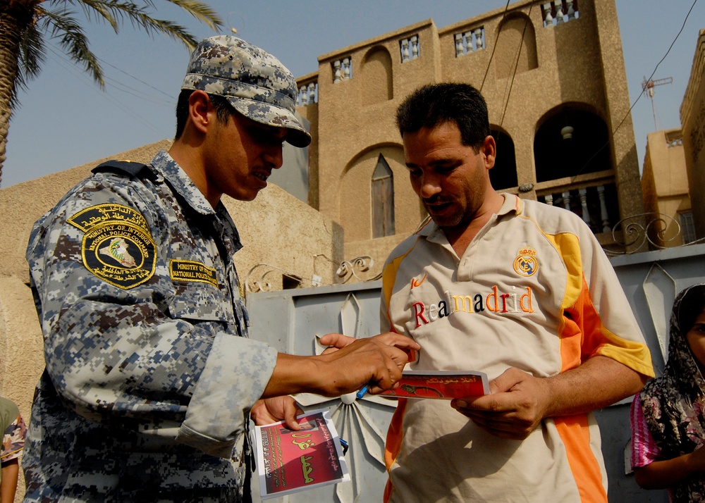 Leaflet distribution by Iraqi national police