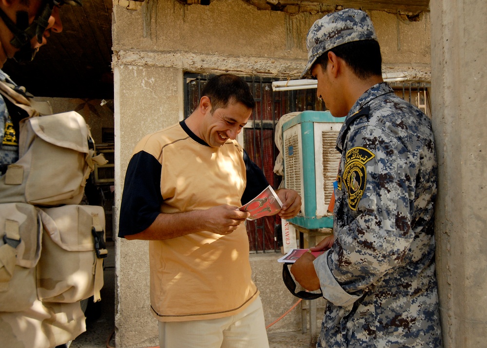 Leaflet distribution by Iraqi national police