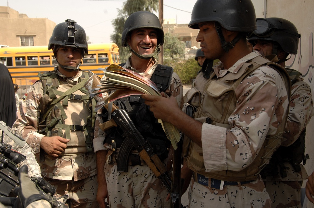 DVIDS - Images - Iraqi Soldiers Hand Out Wanted Posters [Image 1 of 3]