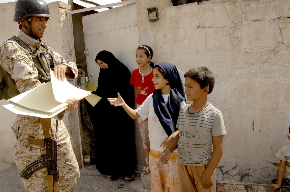 Iraqi Soldiers Hand Out Wanted Posters