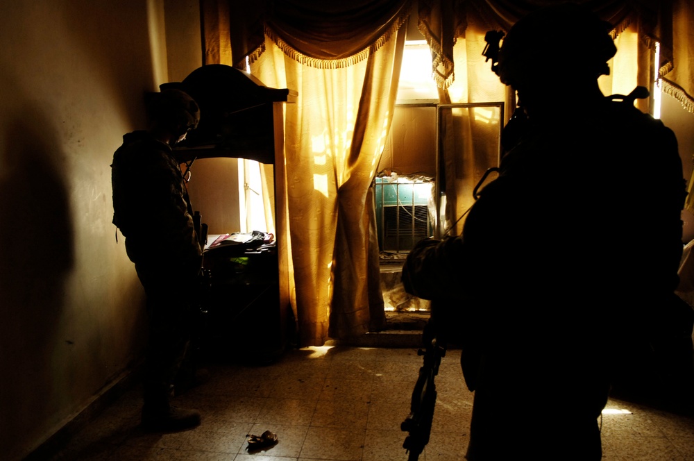 Iraqi and U.S. Soldiers Conduct Combined Cordon and Search