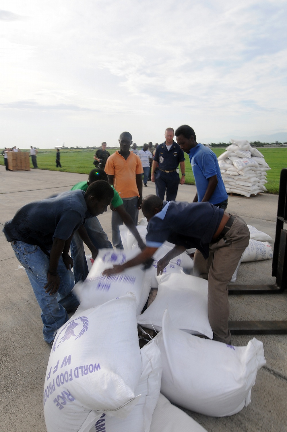 Sailors Help With Disaster Relief Continuing Promise 08
