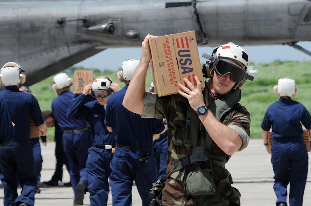 Sailors Help With Disaster Relief Continuing Promise 08