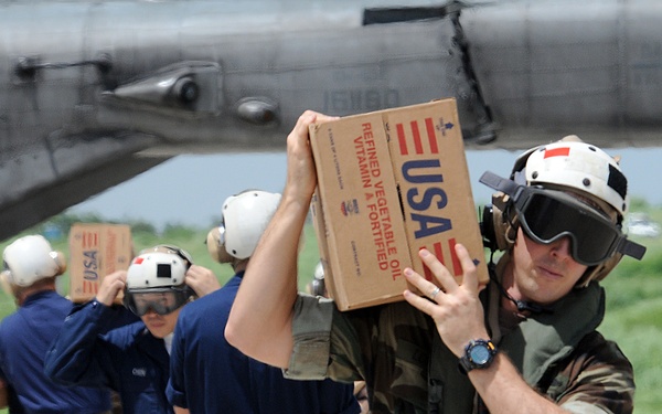 Sailors Help With Disaster Relief Continuing Promise 08