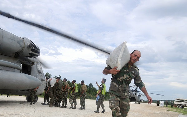 Sailors Help With Disaster Relief Continuing Promise 08
