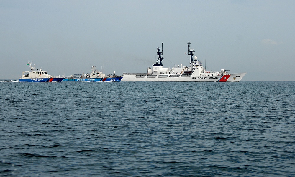 U.S. Coast Guard Cutter Dallas, Two Bulgarian border police boats transit the Black Sea