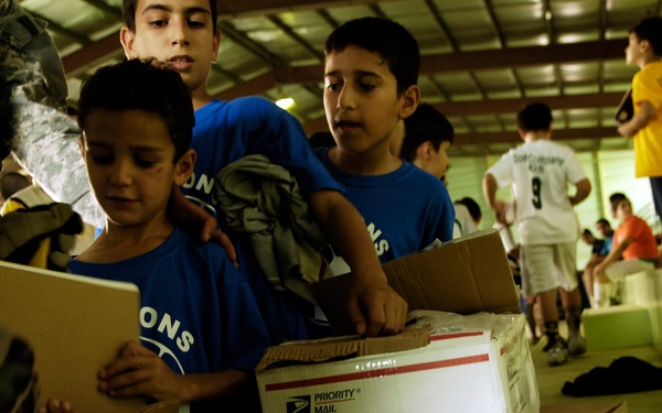 Iraqi Police and 4th ID Soldiers Conduct Foot Patrol