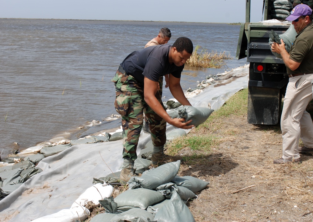 Louisiana National Guard and Air Guard add final touches to levees