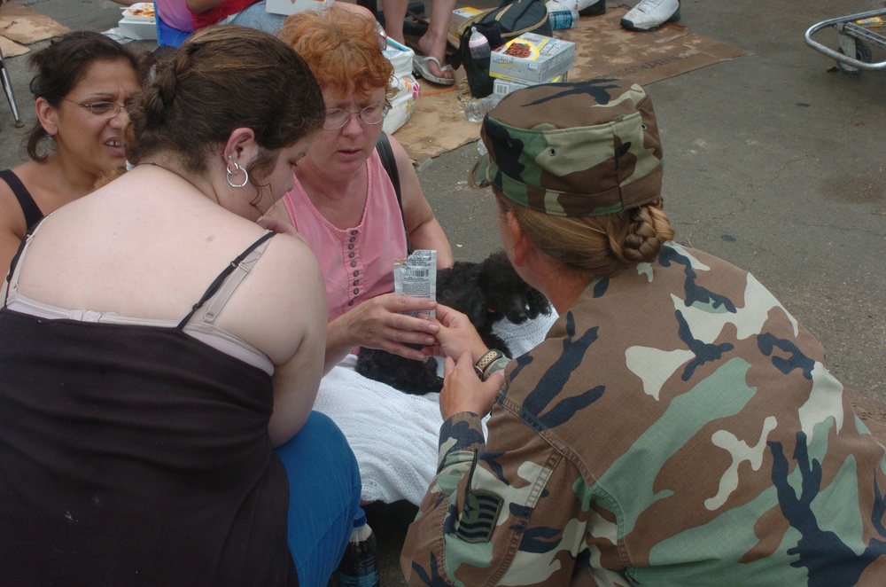 Soldiers Help Hurricane Ike Victims