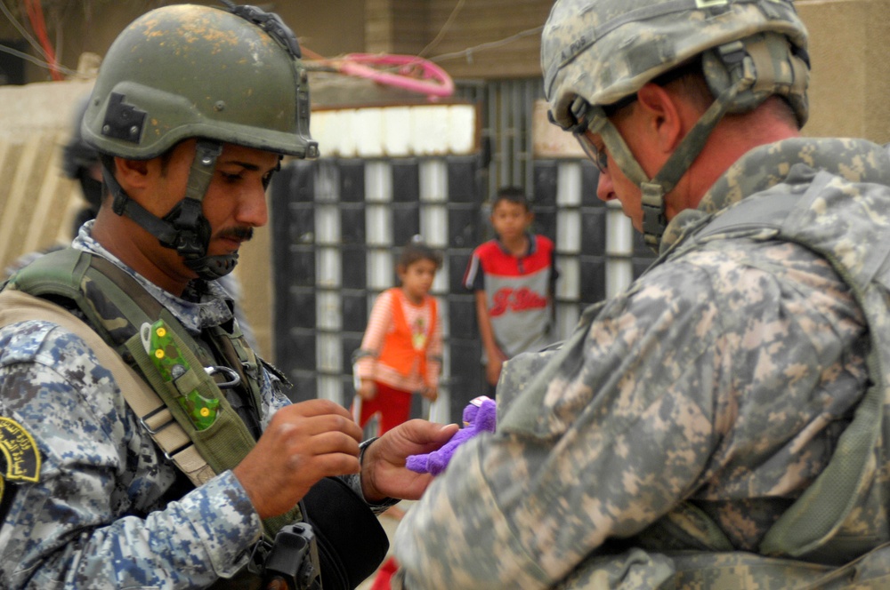 Police, Soldiers Visit Iraqi Civilians