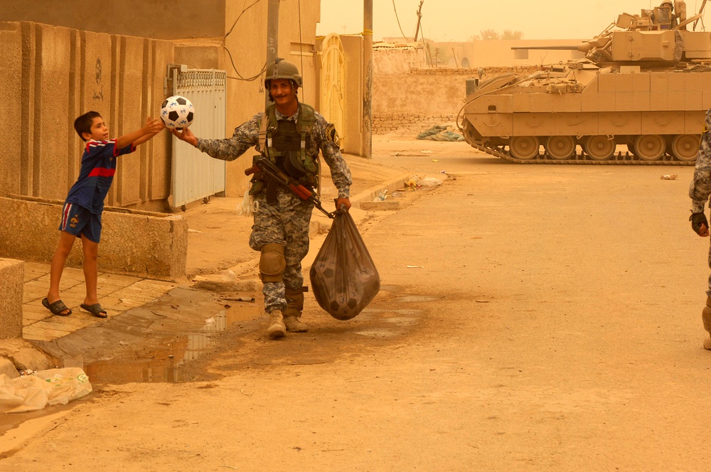 Police, Soldiers Visit Iraqi Civilians