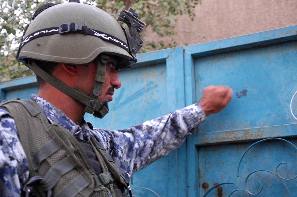 Police, Soldiers Visit Iraqi Civilians