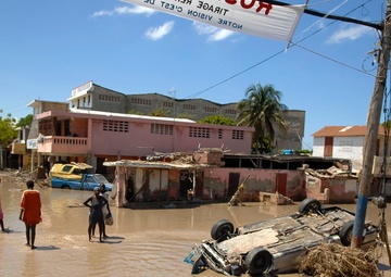 USS Kearsarge airlifts food, supplies to Gonaives
