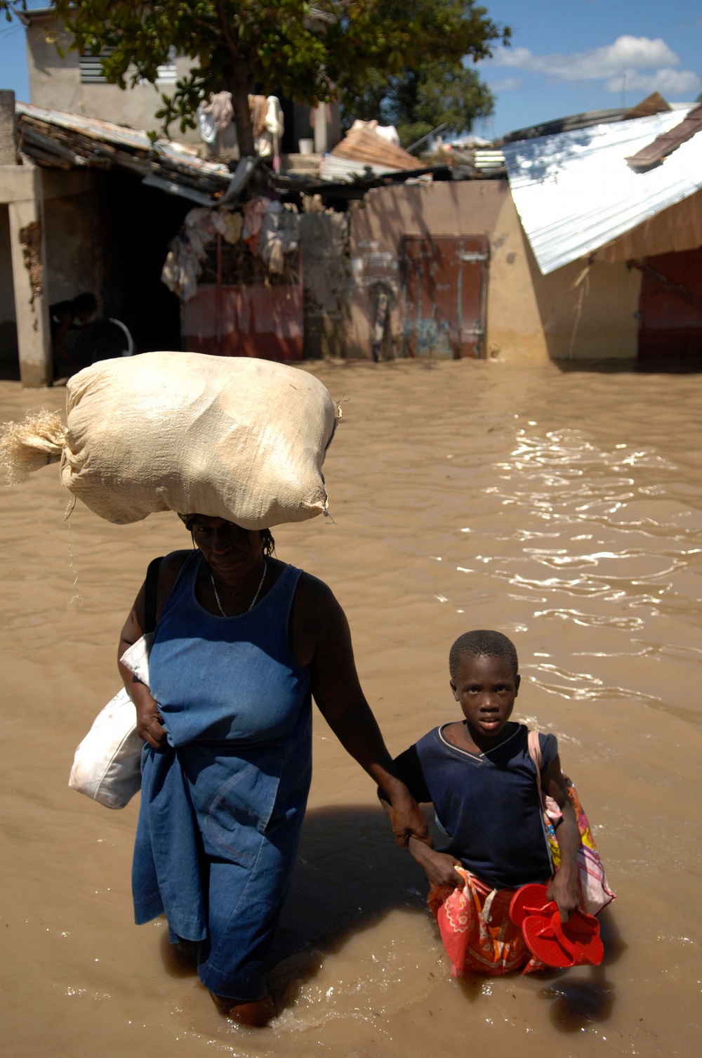 USS Kearsarge airlifts food, supplies to Gonaives
