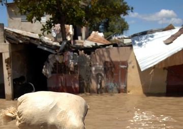 USS Kearsarge airlifts food, supplies to Gonaives