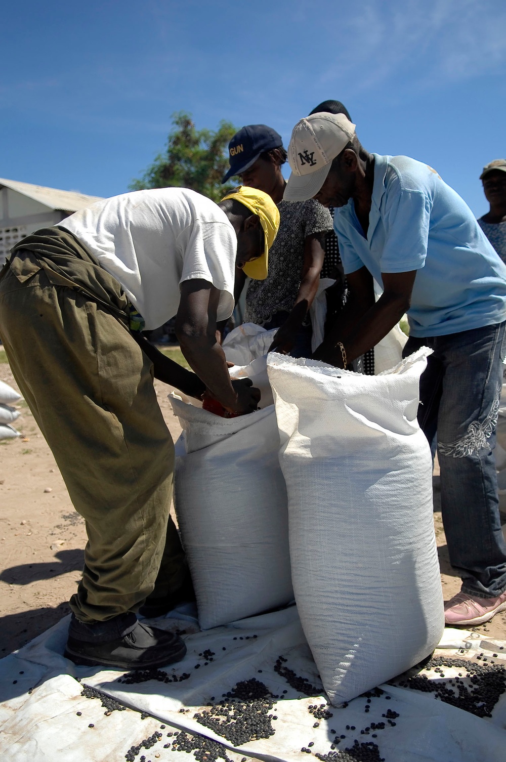 USS Kearsarge airlifts food, supplies to Gonaives