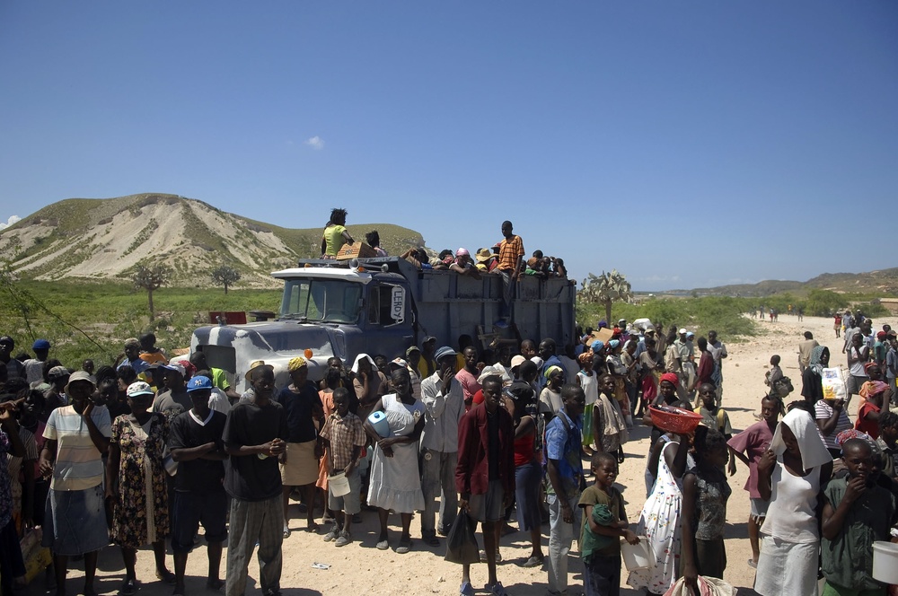 USS Kearsarge airlifts food, supplies to Gonaives