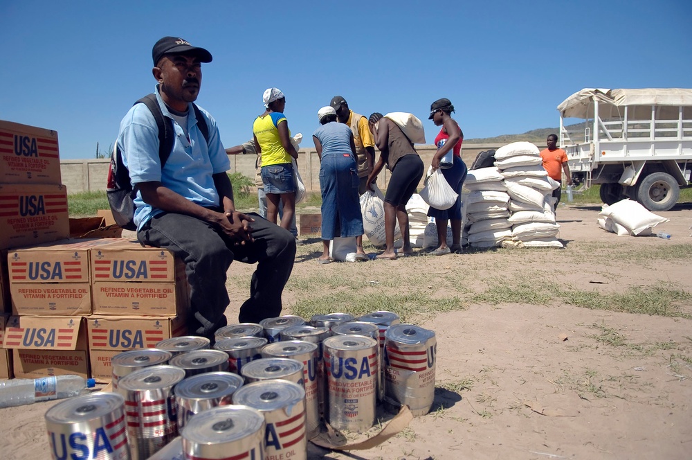 USS Kearsarge airlifts food, supplies to Gonaives