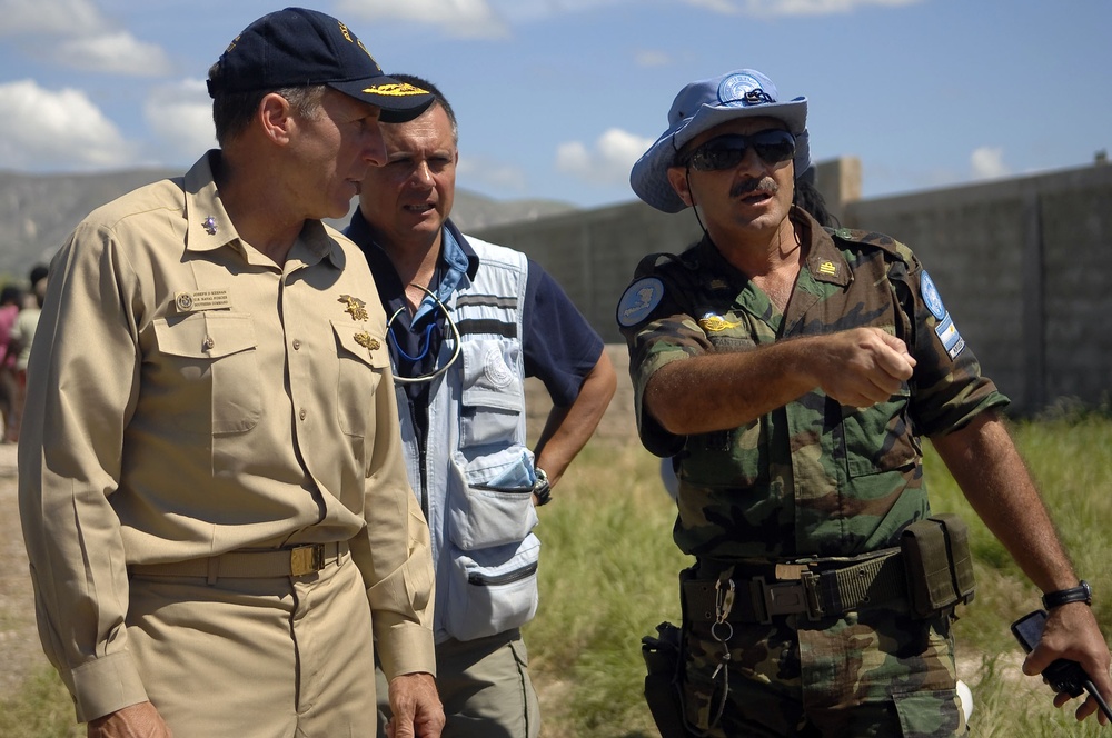 USS Kearsarge airlifts food, supplies to Gonaives