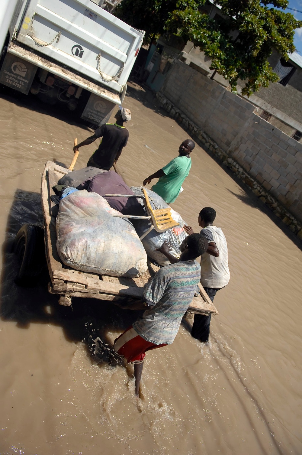 USS Kearsarge airlifts food, supplies to Gonaives