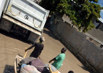 USS Kearsarge airlifts food, supplies to Gonaives