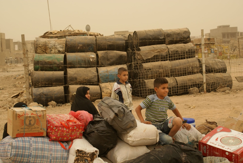 ISF assists resident Iraqi family returning from Syria, resettling in Risalah