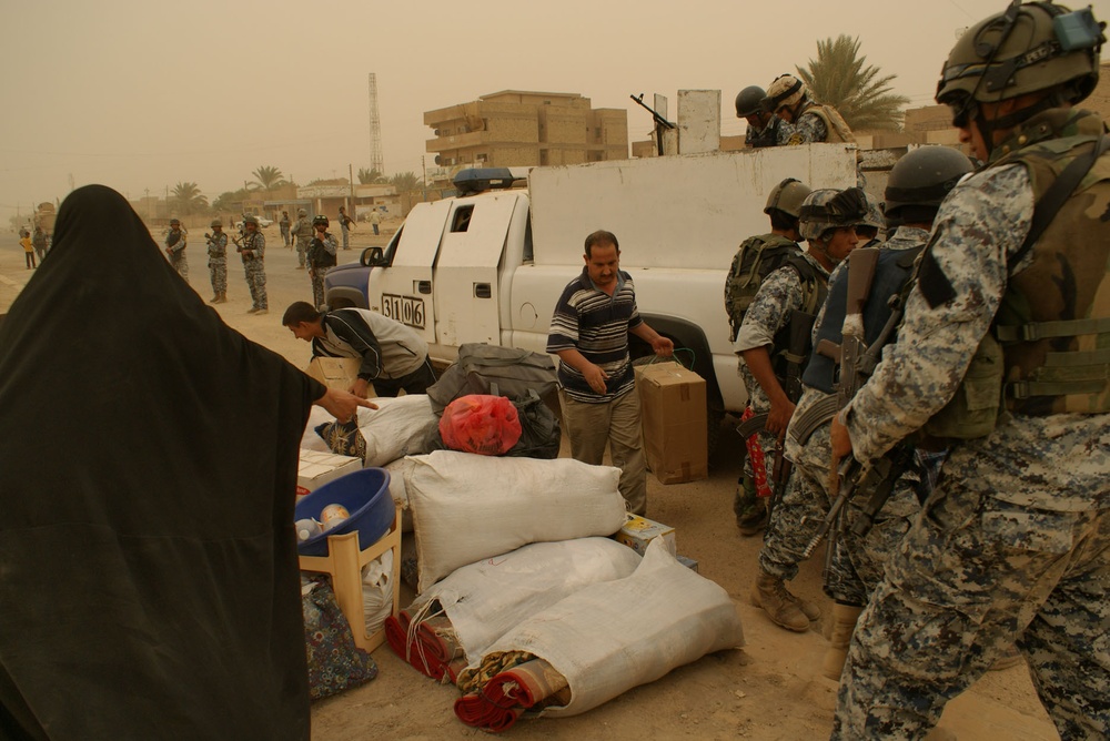 ISF assists resident Iraqi family returning from Syria, resettling in Risalah