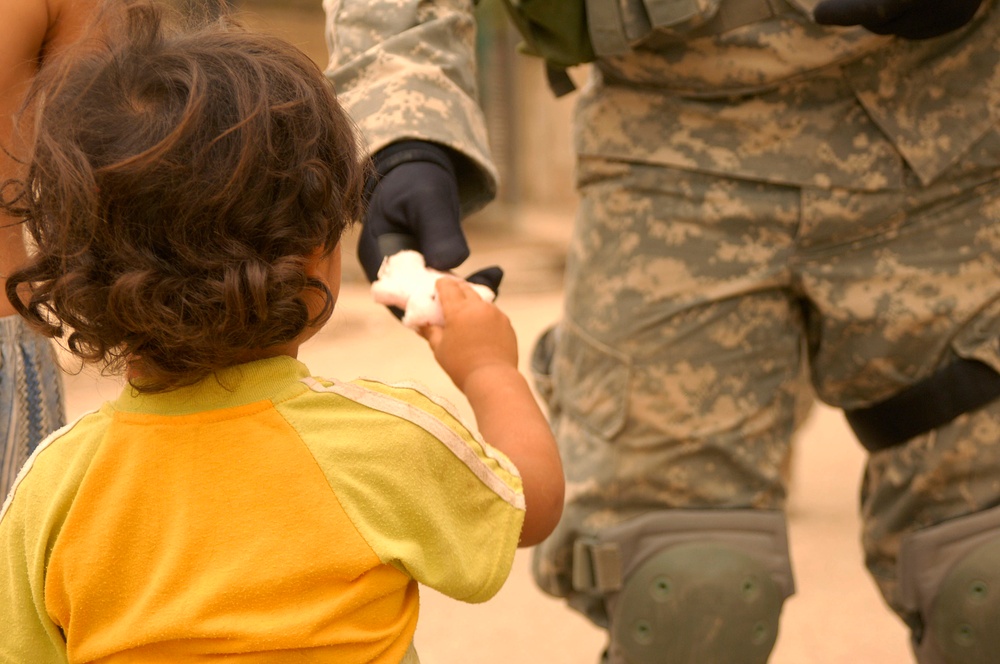 Police, Soldiers Visit Iraqi Civilians