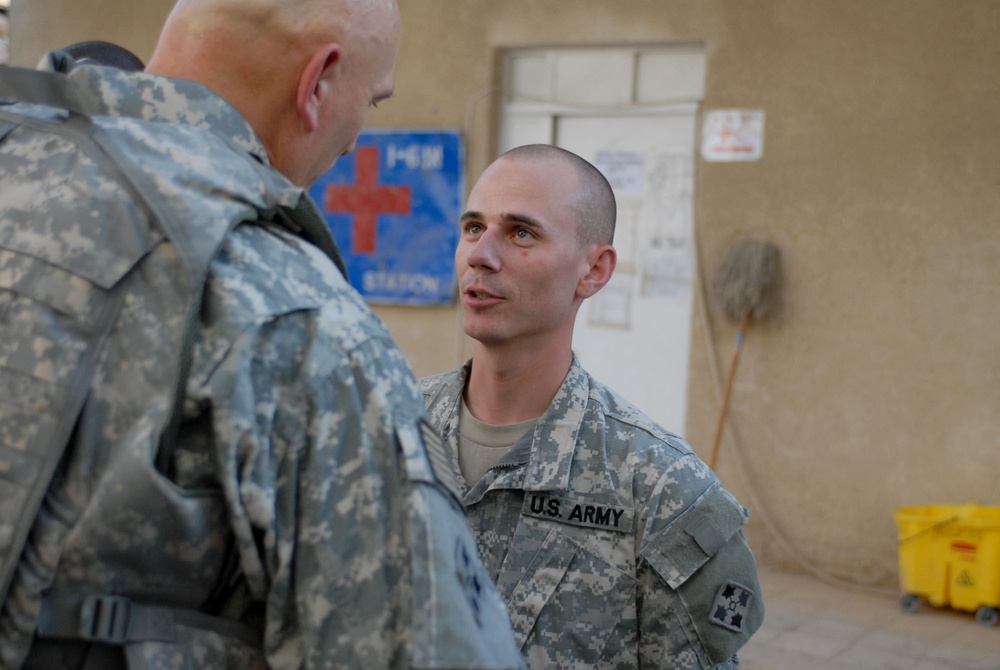 Phoenix Soldiers presented coin by new MNF-I CG
