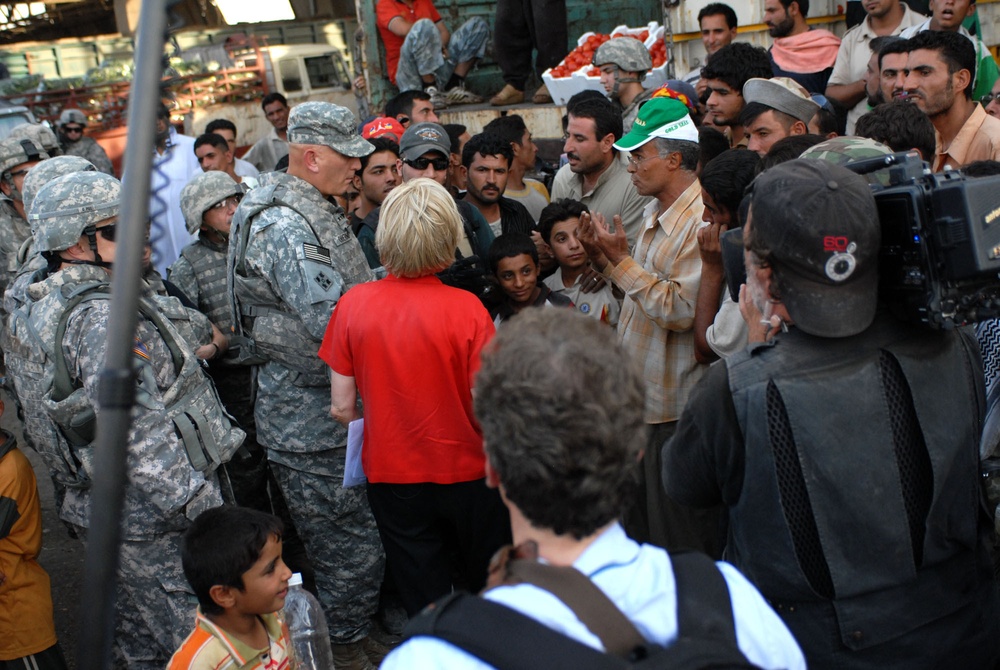 MNF-I CG, Former CG of 4th Inf. Div., Visits MND-B Soldiers, Tours Sadr City