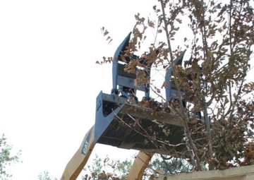 Second-graders High-five Soldiers' Helping Hands
