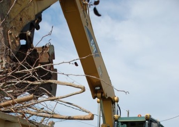 Second-graders High-five Soldiers' Helping Hands