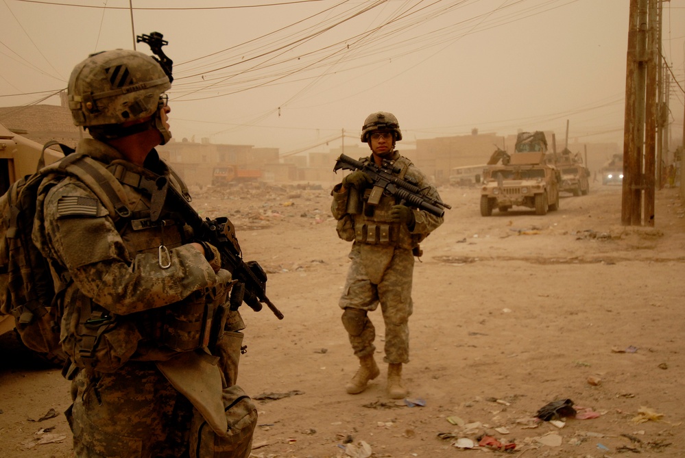 Iraqi National Police Distribute Food and Water