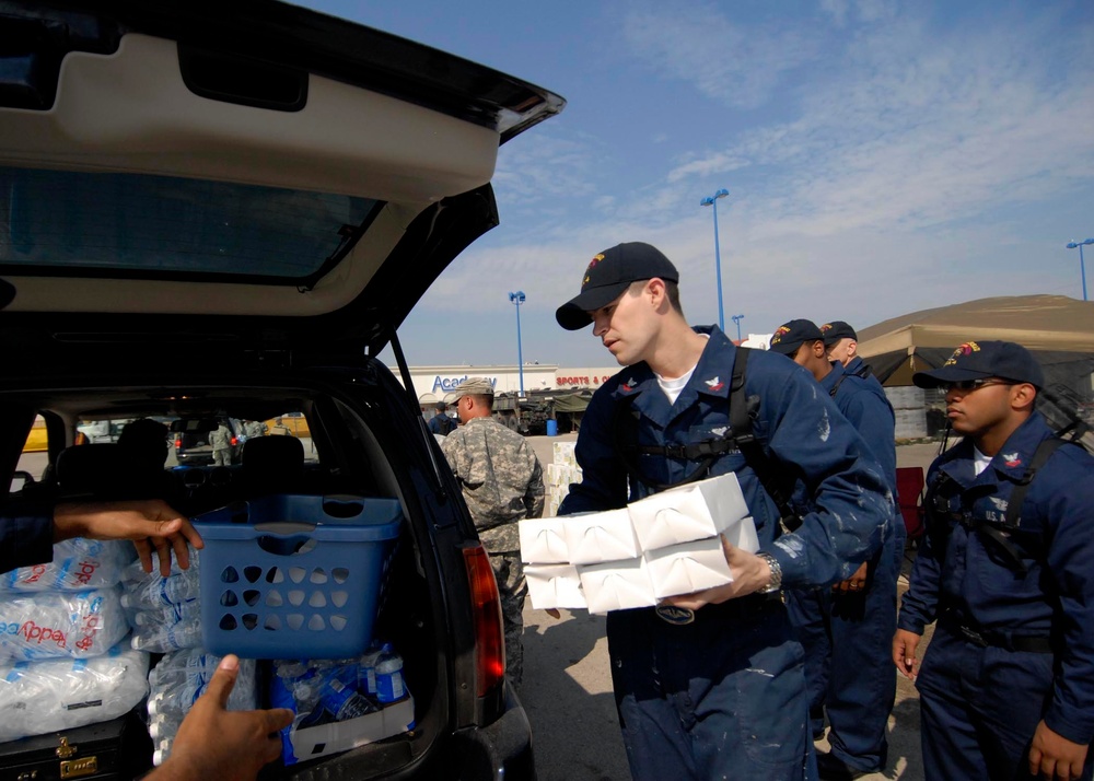 USS Nassau volunteer team arrives in Galveston to provide humanitarian assistance