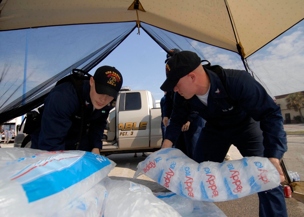 USS Nassau volunteer team arrives in Galveston to provide humanitarian assistance